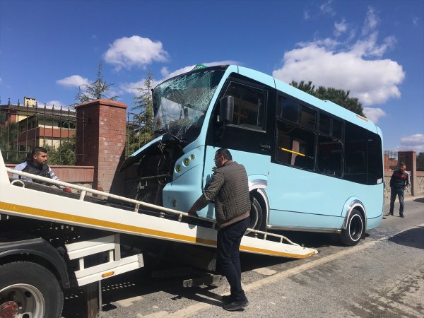 Dolmuş duvara çarptı: 8 yaralı