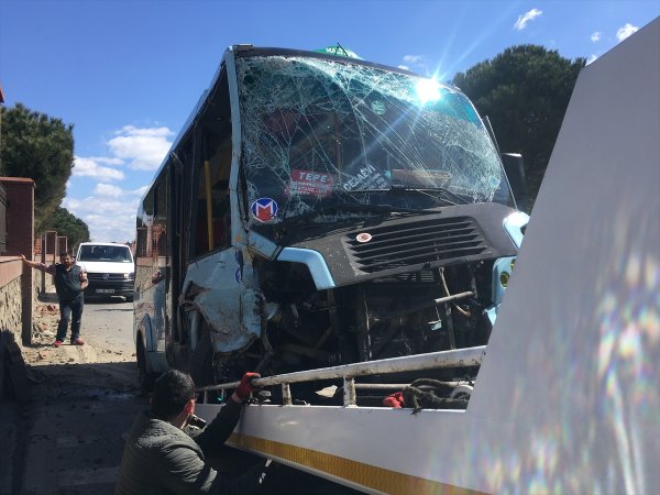 Dolmuş duvara çarptı: 8 yaralı