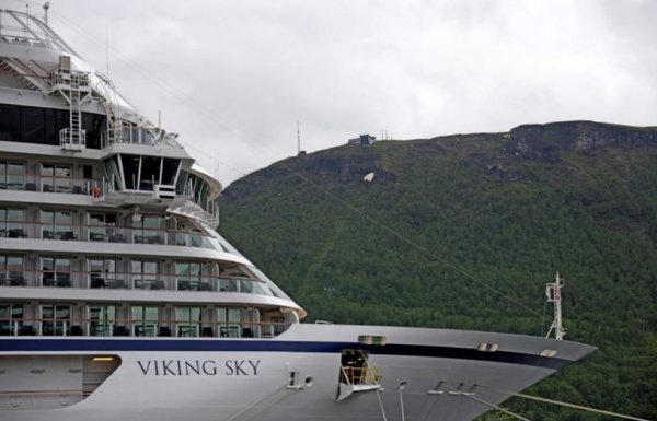 r Norveç’te turist gemisi, bin 300 yolcusuyla sürükleniyor
