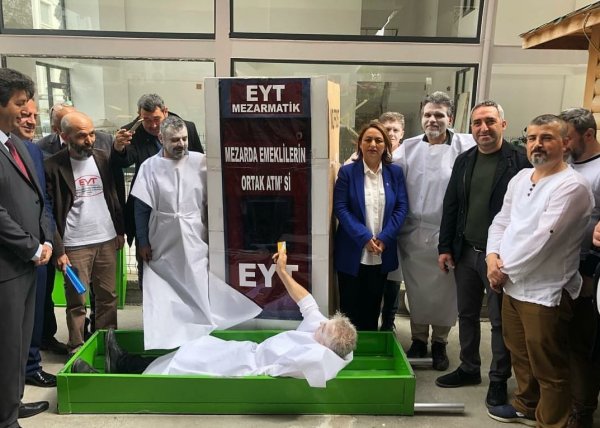 Adana'da CHP'nin EYT eylemi