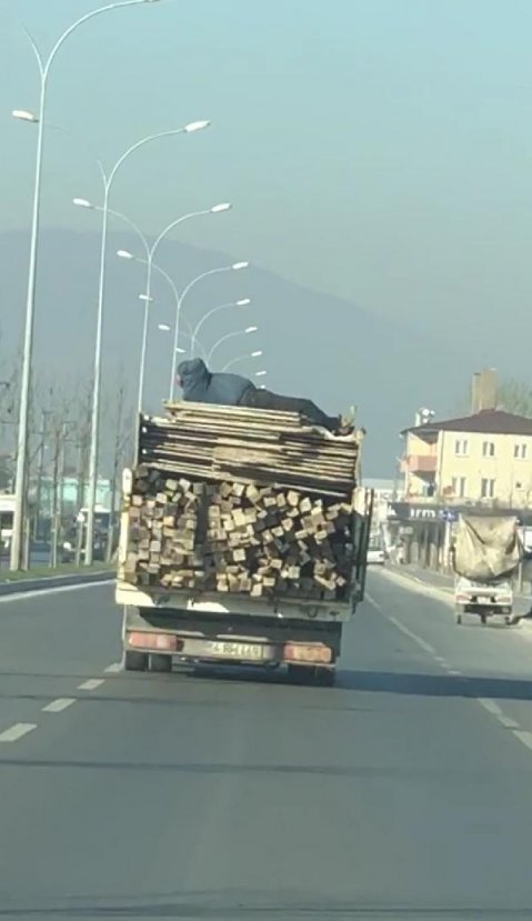 Kamyon kasasında tehlikeli yolculuk