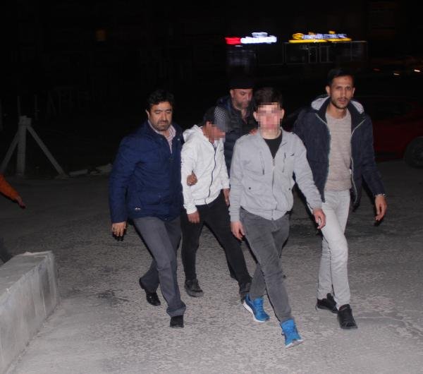 d Okul önünde bıçaklanan genç kurtarılamadı