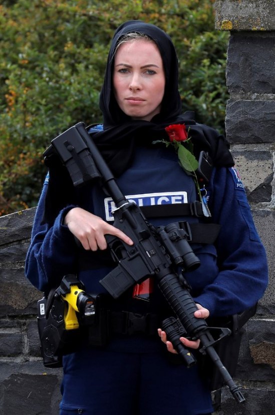 Nevşin Mengü başörtüsü takan spikerlerden rahatsız oldu