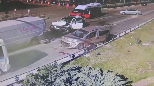 5 araca çarptı, 15 kişiyi yaraladı