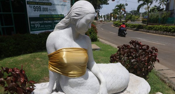 15 yıllık denizkızı heykellerin göğüsleri örtüldü