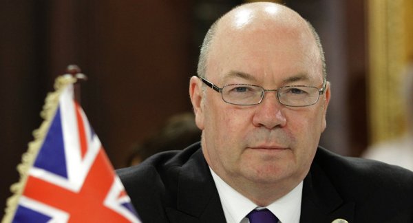 İngiltere'de 3 bakan istifasını sundu