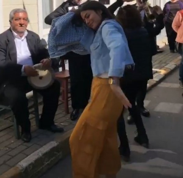 Demet Özdemir'den göbek şov