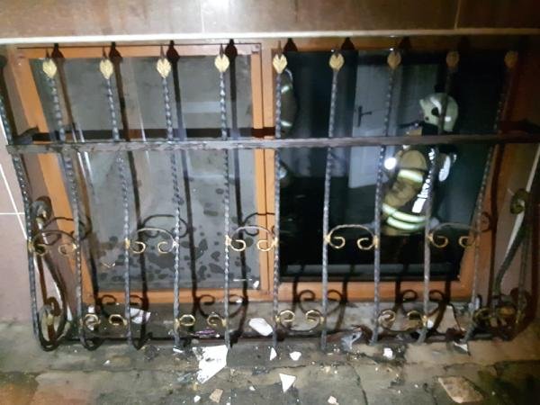 Mahalleli su kovalarıyla yangına müdahale etti