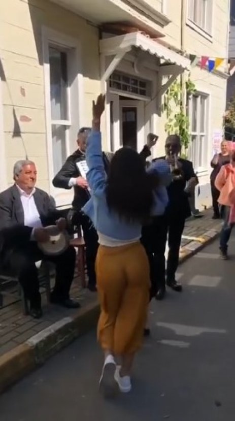 Demet Özdemir'den göbek şov