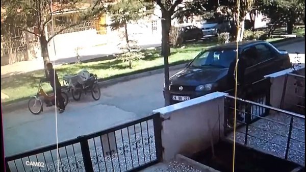 i Bahçenin demir kapısını 6 saniyede çaldı