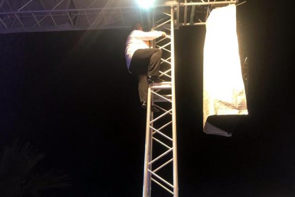 Bülent Serttaş sahne direğine tırmandı