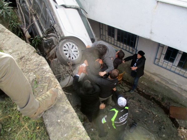 i Apartmanın boşluğuna düştü, alev aldı