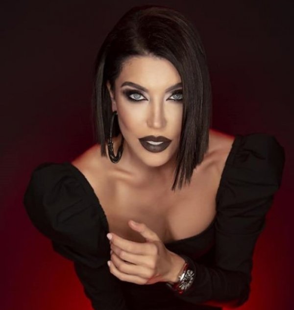 Deniz Akkaya kaslarını gösterdi