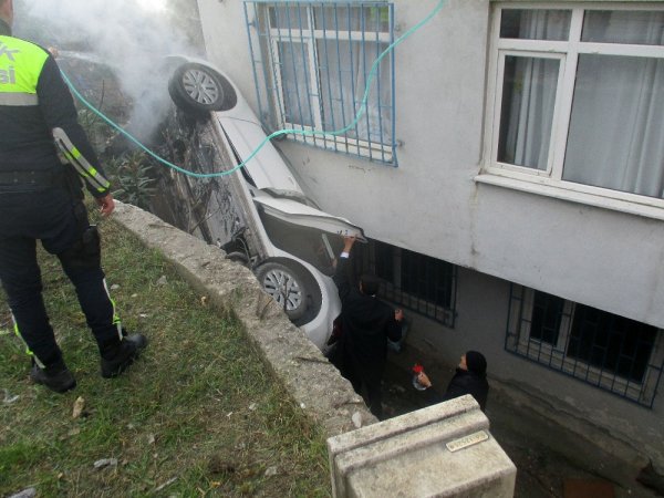 i Apartmanın boşluğuna düştü, alev aldı