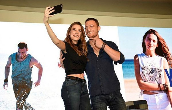 Serenay Sarıkaya ve Kerem Bursin kavuştu