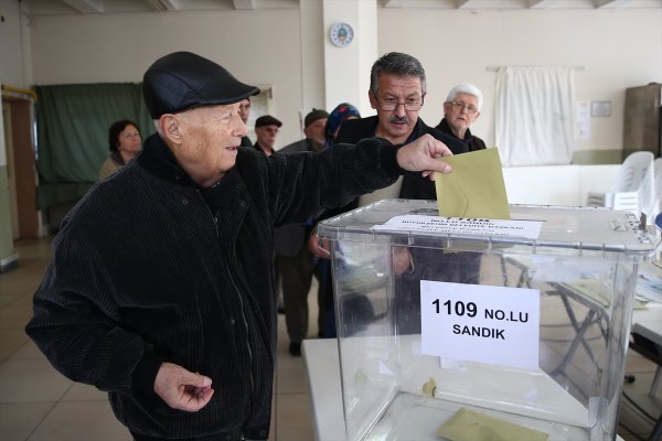 a Antalya'da millet sandık başında