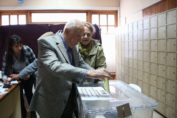 a Antalya'da millet sandık başında