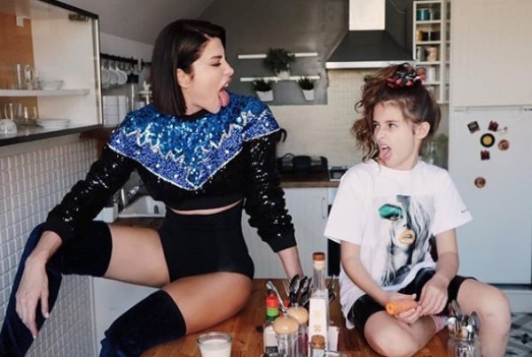 Deniz Akkaya kaslarını gösterdi