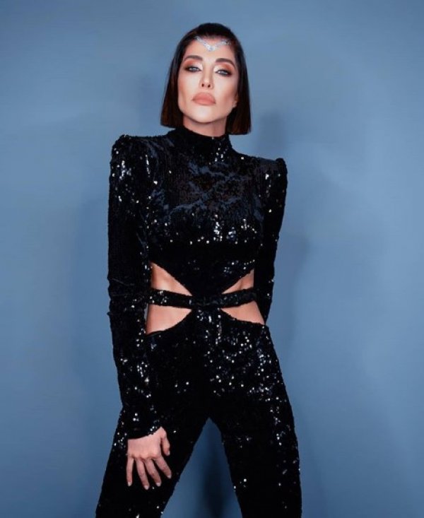 Deniz Akkaya kaslarını gösterdi