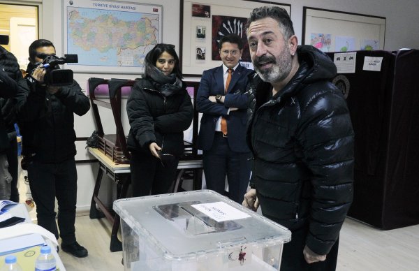 Cem Yılmaz oy kullandı