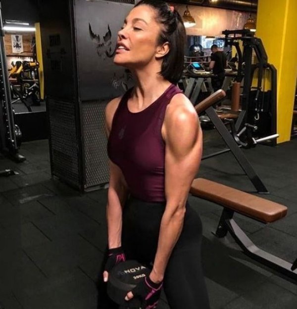 Deniz Akkaya kaslarını gösterdi