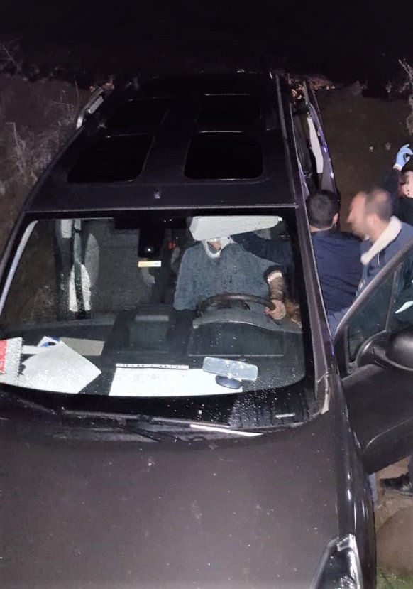 i Otomobil şarampole yuvarlandı: 5 yaralı