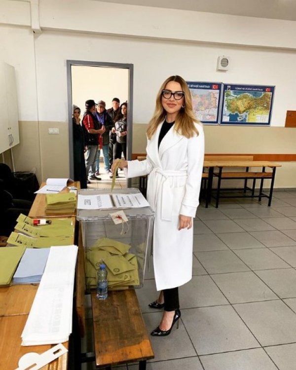 Hadise oyunu kullandı