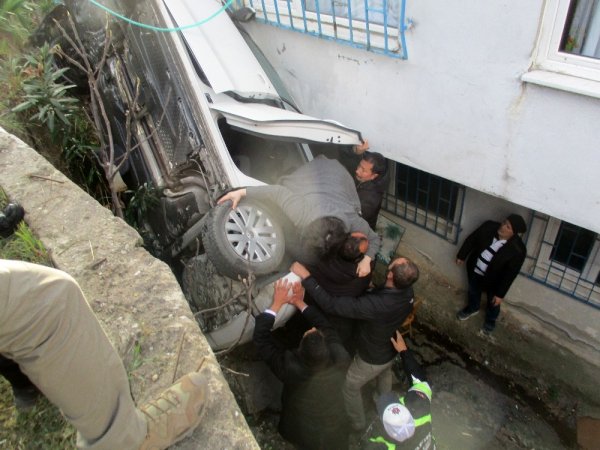 i Apartmanın boşluğuna düştü, alev aldı