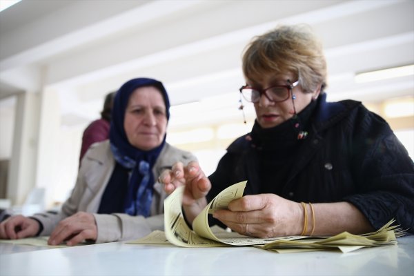 a Antalya'da millet sandık başında