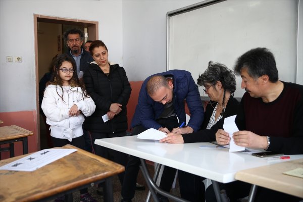 a Antalya'da millet sandık başında