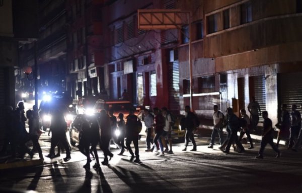 Venezuela karanlığa gömüldü