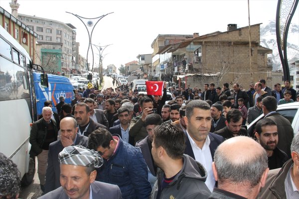 Şemdinli'de seçim kutlaması