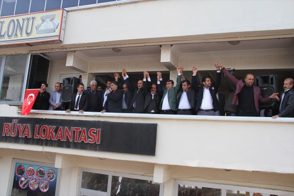 Şemdinli'de seçim kutlaması