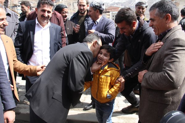 Şemdinli'de seçim kutlaması