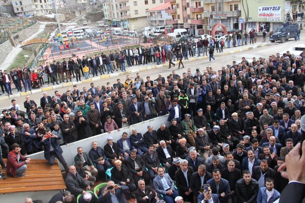 Şemdinli'de seçim kutlaması