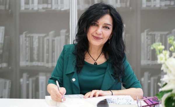 Şair Nigar Hanım ve şiirleri