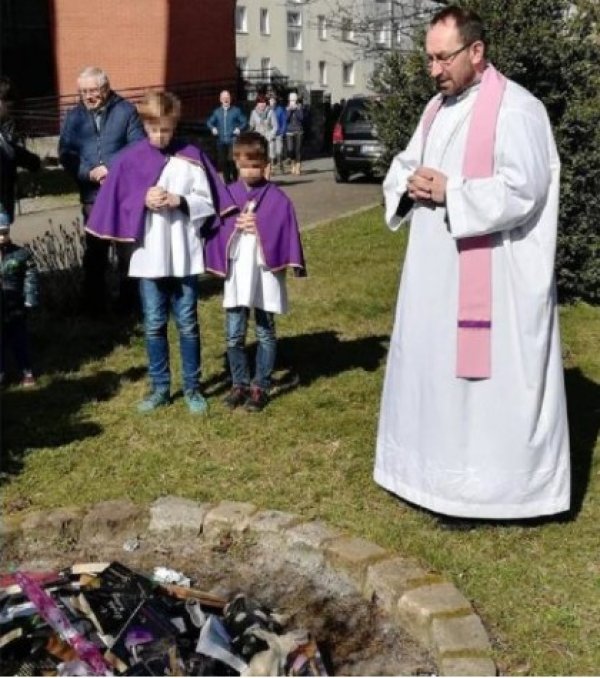 Kilise Harry Potter kitaplarını yaktı