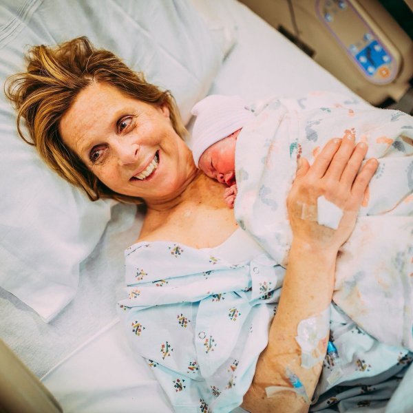 61 yaşındaki kadın taşıyıcı annelik yaptı