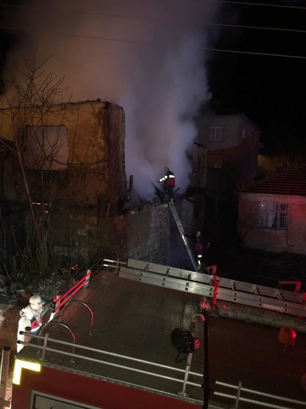 Yaşlı çift yangında hayatını kaybetti