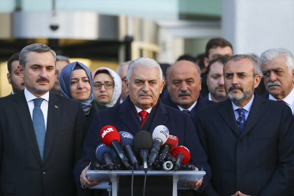 a Binali Yıldırım kameralar karşısında