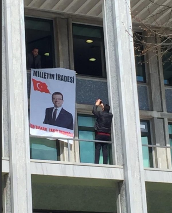 İBB binasına İmamoğlu pankartı asıldı
