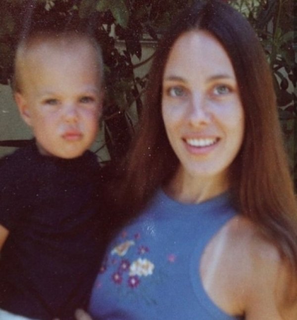 Angelina Jolie'nin çocukluk fotoğrafları