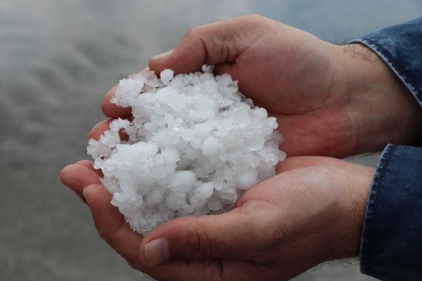 a Diyarbakır'a dolu yağdı