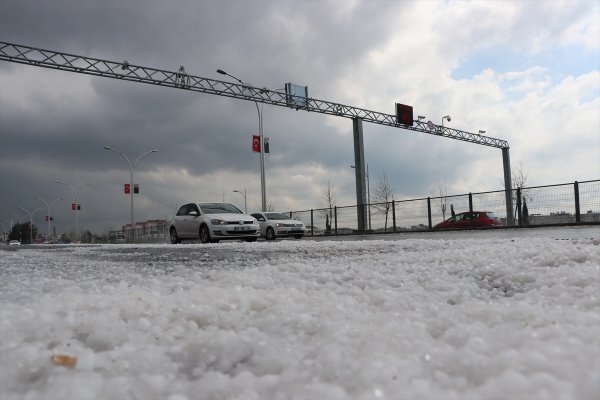 a Diyarbakır'a dolu yağdı