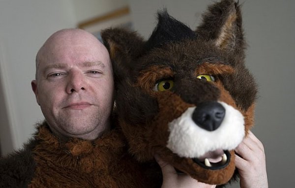 Kendini insan gibi hissetmeyen adam, köpek gibi yaşıyor