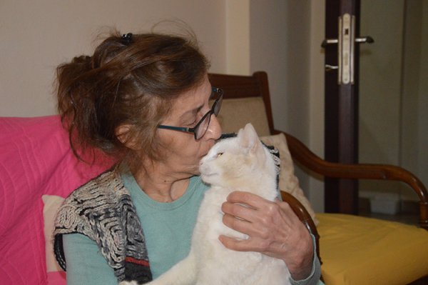 Emekli maaşlarını sokak hayvanlarına harcıyorlar