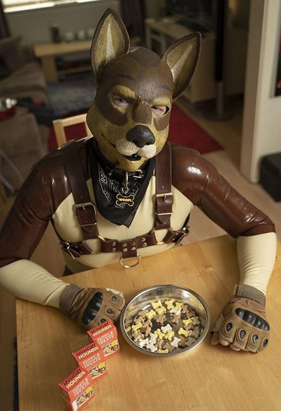 Kendini insan gibi hissetmeyen adam, köpek gibi yaşıyor