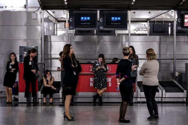 d Atatürk Havalimanı'na gözyaşlarıyla veda