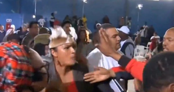 Güney Afrika'da sandalye kavgası