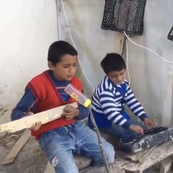 Miniklerin yaptığı müzik sosyal medyayı salladı